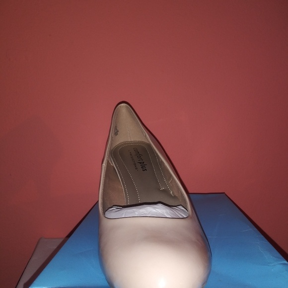 👠 - Picture 3 of 3